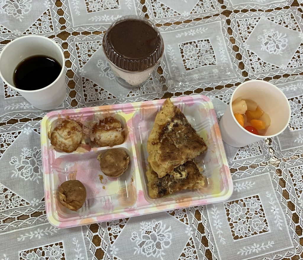 メニューは、たこ焼き・ミニ今川焼・お好み焼き・フルーツポンチ・ティラミス・コーヒー・コーラです。